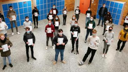 Bild: Andreas Fröhlich/exb
Diese Schüler gewannen mit einem Kalender, den es am Gymnasium im Sekretariat zu bestellen gibt, einen Wettbewerbspreis der Bayerischen Staatsregierung.