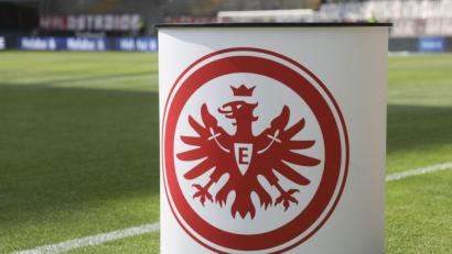 Bild: Frank Rumpenhorst/dpa
Das Logo von Eintracht Frankfurt auf dem Pult des Stadionsprechers. Der Bundesligist stimmte jetzt im Datenklau-Skandal einem Vergleich mit dem Oberpfälzer Unternehmen ISB in Neustadt/WN zu.
