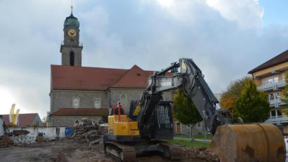 Bild: dob
Eine ganz neue Perspektive eröffnet sich nun den Vohenstraußern in der Pfarrgasse mit freiem Blick auf die katholische Stadtpfarrkirche, so wie es beim Bau des Gotteshauses etwa vor dem Jahr 1927 der Fall war.