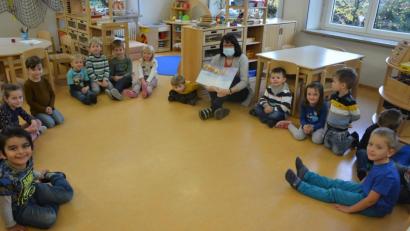 Bild: jr
Im Kreis der Kinder ihrer „Löwengruppe“ mit Mädchen und Buben im Alter zwischen drei und sechs Jahren fühlt sich Klara Bäcker am wohlsten. Daran hat auch die Corona-Pandemie nichts geändert, wegen der das Personal mit Mund-Nase-Schutz arbeiten muss.