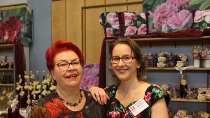 Bild: Fischer/exb
Petra Bergler-Fischer und ihre Tochter Veronika Graf leiten die Delikatessen-Manufaktur in Schwarzenfeld : "Durch die Corona-Pandemie wurden in diesem Jahr sämtliche Messen und Märkte abgesagt, wodurch wir extreme finanzielle Einbußen hatten."