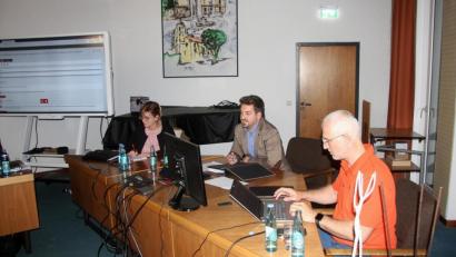 Bild: wro
In Vertretung des erkrankten Bürgermeisters Toni Dutz leitete Zweiter Bürgermeister Michael Dutz (Mitte) die Gemeinderatssitzung. Unterstützt wurde er von Carolin Holub (links) und Geschäftsleiter Thomas Weiß (rechts).