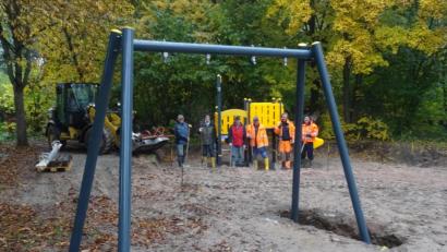 Bild: ak
SV-Montagsteam war angetreten, um Bauhofmitarbeiter Josef Reindl (Zweiter von rechts) bei den Erd- und Betonarbeiten zu unterstützen.