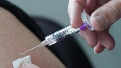 Bild: Marcus Brandt/dpa
Ein begehrter Schutz: Im Landkreis Schwandorf wollen sich in diesem Herbst besonders viele Menschen gegen Grippe impfen lassen, doch beim Impfstoff gibt es teils massive Engpässe.