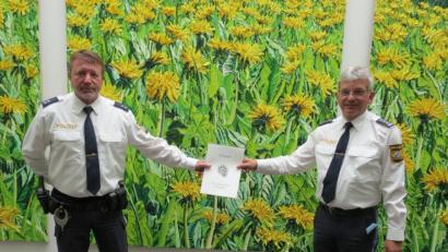 Bild: Polizeiinspektion Tirschenreuth/exb
Aushändigung der Urkunde an den Jubilar.