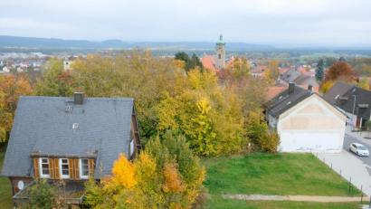Bild: do
Ein neues Stadtquartier zwischen der Klarnervilla (links) bis hin zur Bergkirche (im Hintergrund) soll Eschenbachs urbanes Leben stärken. Alle Grundstücke in diesem Bereich befinden sich nun im Stadtbesitz