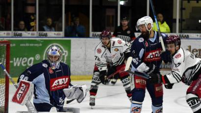 Archivbild: gb
Am ersten Spieltag der Oberliga Süd steht das Match zwischen den Blue Devils Weiden und den Starbulls Rosenheim (Szene aus der vergangenen Saison) auf dem Spielplan. Doch plötzlich gibt es ein Fragezeichen hinter dem geplanten Saisonstart am 6. November. Es ist nicht klar, ob die Oberliga als „Profisport“ eingestuft wird.