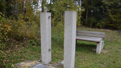 Bild: jr
Drei Glastafeln an verschiedenen Stationen hatten Unbekannte zwischen Anfang und Mitte Oktober am Waldbesinnungsweg in Konnersreuth zerstört. Inzwischen hat die Marktgemeinde eine Belohnung für entscheidende Hinweise ausgesetzt.