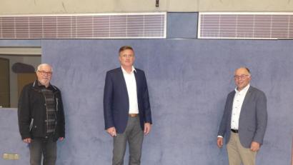 Bild: rn
Thomas Reitmeier (Mitte) übergibt als Wahlleiter den Vorsitz des Fördervereins der Wirtschaftsschule mit seinen 147 Mitgliedern von Walter Schnoy (links) an Albert Nickl,.