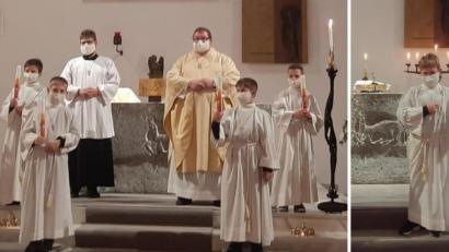 Bild: hai
In einem festlichen Gottesdienst begleitete Pfarrer Sven Grillmeier (links Bild, Vierter von links) Ben Berg, Maximilian Maßmann, Tim Strößenreuther und Yannik Seelos (vorne von links) zum Tisch des Herrn, ebenso Luca Neugirg (rechtes Bild).