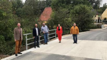 Bild: bö
Die Mitglieder des CSU Ortsverbandes Hohenburg waren zu eine Baustellenrundfahrt durch die Gemeinde unterwegs - man monierte aber auch die Ausgleichszahlungen der Anliegergemeinden rund um die beiden Truppenübungsplätze Hohenfels und Grafenwöhr, die man nicht mit Förderprogrammen abspeisen kann.