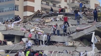 Bild: Ismail Gokmen
Ein starkes Erdbeben in der Ägäis hat in der Westtürkei und auf den griechischen Inseln am Freitag für große Zerstörung gesorgt. Mehrere Menschen starben; es kam zu Tsunamis.