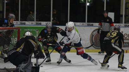 Bild: gb
Die Blue Devils gewannen am Freitag das erste Vorbereitungsspiel gegen die Black Dragons Erfurt mit 9:0. Hier taucht Louis Latta (weißes Trikot) vor dem Kasten der Thüringer auf.