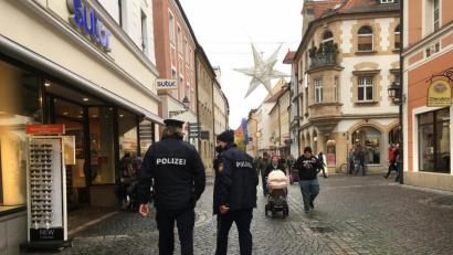 Bild: roa
Polizeibeamte kontrollieren in der Fußgängerzone in Amberg die Einhaltung der Hygienevorschriften.