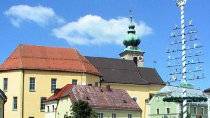 Archivbild: Gerhard Götz
Auch ein Festzug - wie hier im Jahr 2001 - war nächstes Jahr beim Heimatfest in Oberviechtach vorgesehen. Diesmal hatten die Organisatoren einen Kinderfestzug durch die Stadt geplant. Wegen der Pandemie wird die Festwoche nun um ein Jahr in den Juli 2022 verschoben.