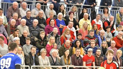 Archivbild: Hubert Ziegler
Wann ist eine volle Hütte mit Hunderten von Zuschauern wie hier in Auerbach wieder möglich? Momentan beim Handball und in allen anderen Sportarten nicht denkbar. Es ist auch völlig offen, ob und wie die Saison 2020/21 fortgesetzt werden kann.