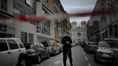 Bild: Daniel Cole/AP/dpa
Ein französischer Polizist steht nach einem Messerangriff hinter einer Absperrung zu Beginn der Straße, die zur Kirche Notre-Dame in der südfranzösischen Küstenstadt Nizza führt.
