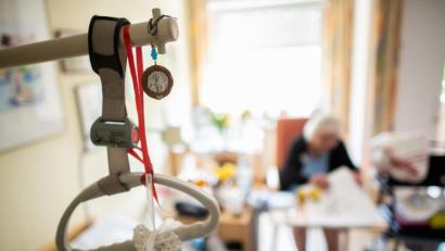 Symbolbild: Jonas Güttler/dpa
Gewalt in der Pflege.