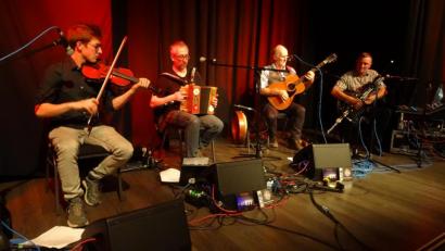 Bild: hka
Beim letzten Konzert im Capitol vor dem erneuten Lockdown spielten Na Ciotogi traditionelle Musik von der Grünen Insel. "Wir kommen wieder" versprachen die irischen Musiker am Ende ihres tollen Auftritts in Sulzbach-Rosenberg.