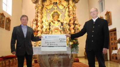 Bild: frd
Pfarrer Herbert Rösl (rechts) überreichte den Spendenscheck über 4444,44 Euro an Günther Lindner, dritter Vorsitzender des VKKK.