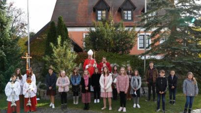 Bild: Pfarrei St. Nikolaus Ammerthal/exb
Die erste Gruppe der Firmlinge mit Weihbischof Josef Graf und Pfarrer Klaus Haußmann.