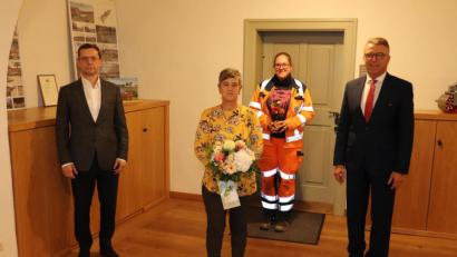 Bild: Stadt Tirschenreuth/exb
Lydia Steiner (Zweite von links) geht in den Ruhestand. Bürgermeister Franz Stahl (rechts), der Leiter der Hauptverwaltung, Markus Bergauer, und Personalratsvorsitzende Verena Gleißner dankten für die engagierte Arbeit.