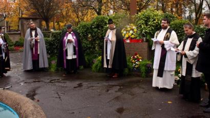 Bild: R. Kreuzer
Erstmals segneten die Seelsorger der Weidener Pfarreien gemeinsam die Gräber (hier am Stadtfriedhof) an Allerheiligen. Sie beteten am Kreuz und zogen dann getrennt durch die Grabreihen. Von links: Pater Toni, Vikar Achim Dittrich, Gerhard Pausch, Dekan Johannes Lukas, Johannes Bosco, Markus Schmid und Matthias Strätz.