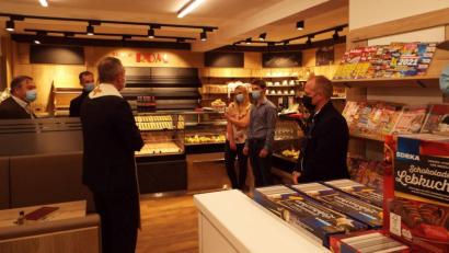 Bild: e
Bäckerei Rom ist der einzige Nahversorger in Kemnath – Außenaufnahme
Innenaufnahme bei der Eröffnung mit neuer Pächterin Christina Schönberger , Pfarrer Josef Irlbacher und Bgm Marcus Eichenmüller