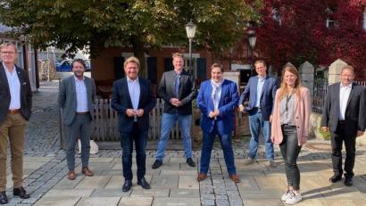 Bild: Sebastian Macht, MAKnetisch/exb
An der Diskussion in Marktredwitz nahmen teil (von links): Helmut Hagner (Leiter der Unternehmensgruppe Frey), Tobias Kastner (Hausleiter Modeerlebnishaus Frey), Landtagsabgeordneter Rainer Ludwig, Anton Blechschmidt (Marktredwitzer Goldschmiede), Sebastian Macht (Vorsitzender "MAKnetisch"), Thilo Tiede (Mitarbeiter MdL Ludwig), Monika Hübner (Centermanagerin KEC) und Alexander Spörl (Leiter Hagebaumarkt Marktredwitz).