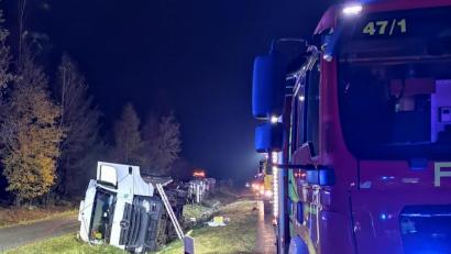 Bild: Verkehrspolizeiinspektion Amberg
Der Lkw kippte um und landete im Straßengraben. Die Bergung des Aufliegers dauerte bis 22 Uhr.