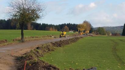 Bild: gi
Auch die Arbeiten am Teilstück von Saubersrieth nach Ragenwies haben bereits begonnen. Mit einer Fertigstellung vor dem Wintereinbruch ist hier nicht zu rechnen.