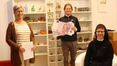 Bild: Gaby Reiml/exb
Marianne Zeiser und Stadtpfarrer Stefan Wagner übergeben die Spende an Schwester. Christine Gindhart.