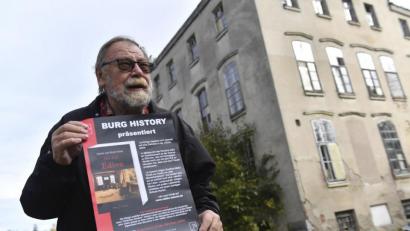 Bild: Florian Miedl/exb
Autor Rainer König vor dem namensgebenden Gebäude seines neuen Romans, dem Edion.