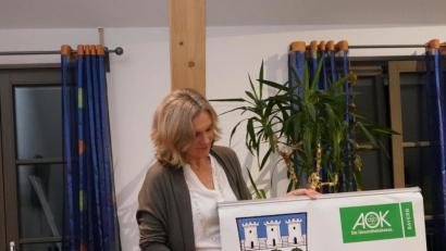 Bild: fvo
Vorerst rollt NEUN2727-Kordinatorin Doris Völkl wegen der Pandemiegefahr das Plakat zusammen. Die Gemeinde stoppt für dieses Jahr sämtliche Vorträge.