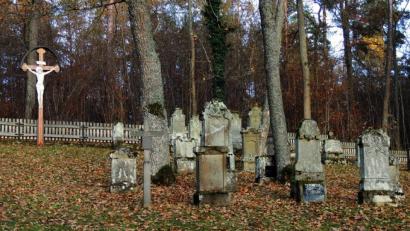 Bild: mor
Im herbstlichen Kleid präsentiert sich der Friedhof der alten Ortschaft Haag mitten im Übungsplatz. Heuer fällt der Gräbergang erstmals seit 1992 aus.