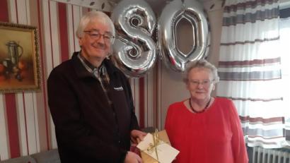 Bild: gis
Margarete Schinner freute sich über die Glückwünsche von Zweitem Bürgermeister Franz Scharl zu ihrem 80. Geburtstag.