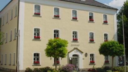 Bild: hm
Die steigenden Covid-Infektionszahlen haben auch auf das Rathaus organisatorische Auswirkungen. Es soll aber laut Bürgermeister Richard Tischler nicht zugesperrt werden. Er vertraut darauf, dass die Bürger wie in den letzten Monaten auch via Online und Telefon ihre Anliegen vortragen und nur in dringenden Fällen persönlich kommen.