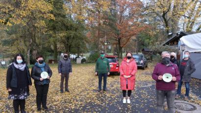 Bild: Kunz
Robert Drechsel (Dritter von rechts) präsentiert seinen Vorstandsmitgliedern das neue Wohlfühlsiegel.