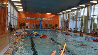 Bild: gi
Vorbei ist es momentan mit Schwimmkursen, Wassergymnastik und anderen Freuden im Ozon-Hallenbad Moosbach.