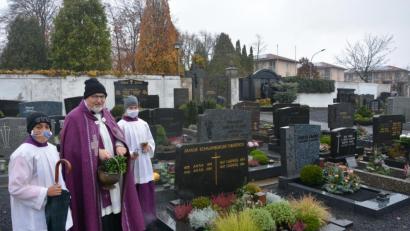 Bild: jr
Bei strömenden Regen segnete am Sonntagvormittag Stadtpfarrer Anton Witt die Gräber. Kaplan Daniel Schmid war auf der hinteren Friedhofseite im Einsatz. Der traditionelle Gräbergang der Familien blieb jedem Einzelnen privat vorbehalten.