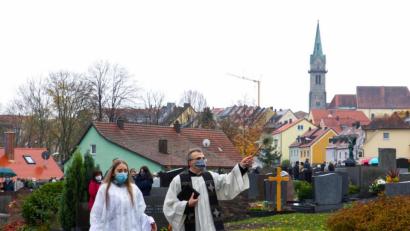 Bild: njn
Aufgrund der Corona-Pandemie fand die Gräbersegnung auf dem Friedhof mit einer kurzen Andacht statt. Pfarrer Martin Besold segnete die Gräber.