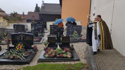 Bild: gi
Die Gräbersegnung auf den Friedhof in Etzgersrieth nahm Pfarrer Udo Klösel zusammen mit den Theologiestudenten Michael Steinhilber vor, begleitet von Mesner Gerhard Uschold.