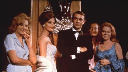 Bild: AP/dpa
Sean Connery als James Bond bei den Dreharbeiten zu „Feuerball“, seinem vierten 007-Abenteuer.