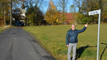 Bild: jr
Josef-Siller-Weg heißt die Straße vom Konnersreuther Festplatz in Richtung Therese-Neumann-Platz. Bürgermeister Max Bindl deutet auf eines der Schilder, die kürzlich aufgestellt wurden.