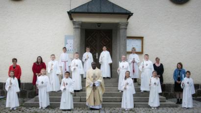 Bild: Foto Hummer
Erstkommunion feierten 12 Kinder aus den Pfarreien Griesbach und Großkonreuth. Im Bild die Kinder mit Pfarrer Dr. Charles Ifemeje und den Tischmüttern.