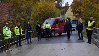 Bild: bö
In Malsbach wird die ausgebaute Dorfstraße freigegeben (von links): Norbert Eber, Jürgen Krämer und Ramona Sollfrank (alle Baufirma Scharnagl), Claudia Scharnagl und Ronald Marschik (beide Seuss Ingenieure Amberg) sowie (von rechts) Bürgermeister Florian Junkes, Dritter Bürgermeister Johann Seitz und Zweiter Bürgermeister Manfred Braun.