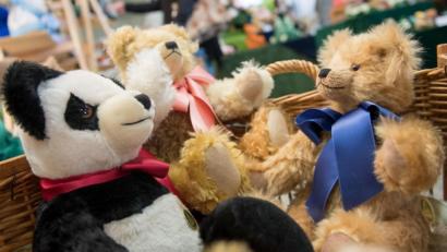 Bild: Marius Becker
Die Corona-Pandemie hat harte Worte hervorgebracht. Knuffelcontact gleicht das aus.