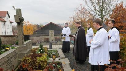 Bild: jzk
Am Priestergrab begann Stadtpfarrer Thomas Kraus mit der Segnung der Gräber auf dem Kemnather Friedhof.