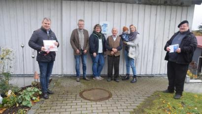 Bild: fz
Pfarrer Hubert Bartel (rechts) und Bürgermeister Karlheinz Budnik (links) überbringen Fritz Schedl ihre Glückwünsche.
