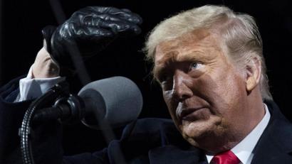 Bild: Alex Brandon/dpa
Donald Trump spricht bei einer Wahlkampfveranstaltung auf dem Regionalflughafen Williamsport .